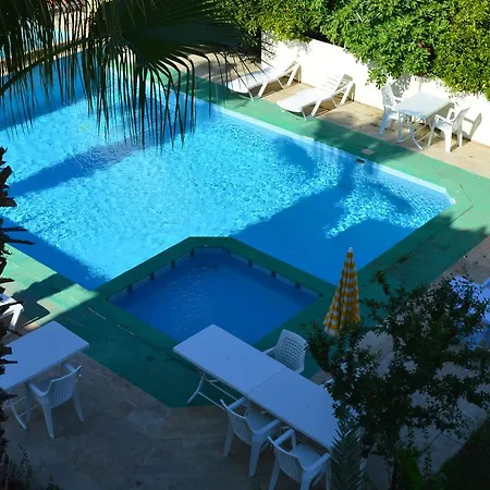 Erasmus Aparthotel 4*